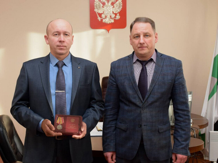    Доброволец СВО Сергей (на фото слева) получил медаль «За храбрость» II степени