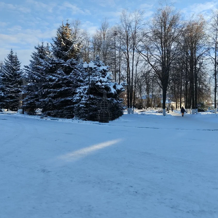 Центральная площадь стоит неукрашенная
