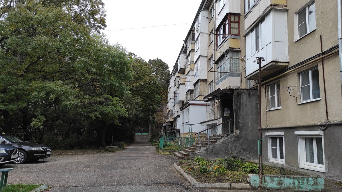 Двор многоквартирного дома в Кисловодске. Фото: Кирилл Полиенко/Polienko: путешествуем вдвоём