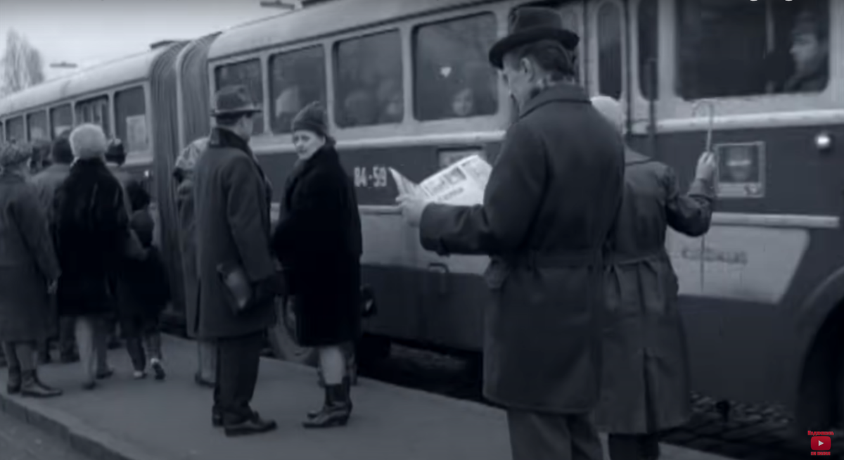 Кадр с сочлененным автобусом из сериала