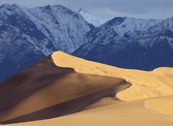 Чарские пески привлекают любителей активного отдыха и туристов со всего мира. Здесь можно заняться песчанными лыжами и сноубордингом, прогуляться по живописным дюнам или отправиться в пеший поход по окрестностям. Туристические маршруты в Чарских песках предлагают возможность насладиться красотой пустыни, научиться ориентироваться в песчаных лабиринтах и погрузиться в атмосферу дикой, неприрученной природы. 
Особенностью Чарских песков является их удивительное разнообразие форм и различных оттенков цвета. В зависимости от времени суток и освещения, песчаные дюны меняют свой внешний вид и приобретают новые оттенки – от золотисто-оранжевых к серо-голубым. Это создает неповторимые пейзажи и открывает возможности для фотографии.