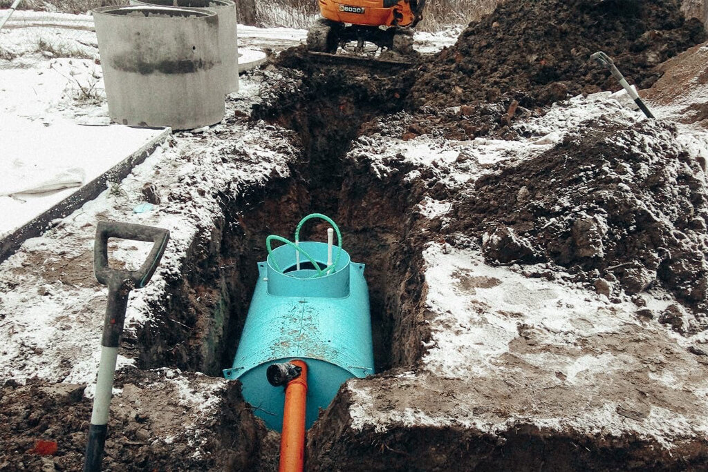 Септиком называется отстойник для очистки сточных вод. В точном толковании это сооружение для механической очистки сточных вод методами отстаивания и анаэробным сбраживанием их осадка.