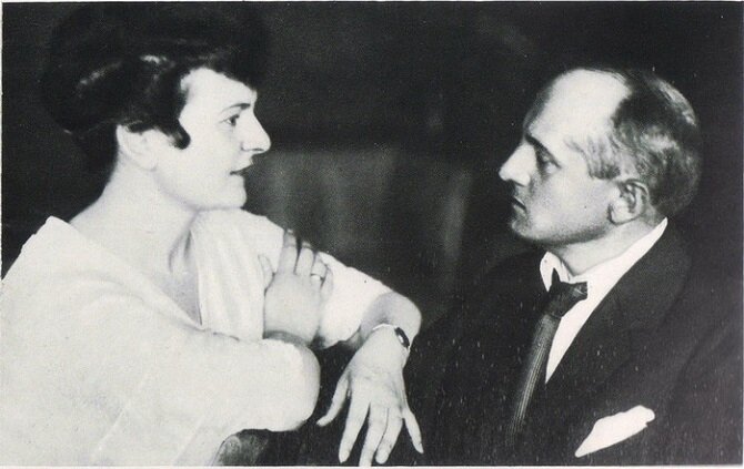 С.П. Жуковская и С.Ю. Жуковский. Фотография. 1923, февраль. Москва, в квартире на Пречистенском бульваре