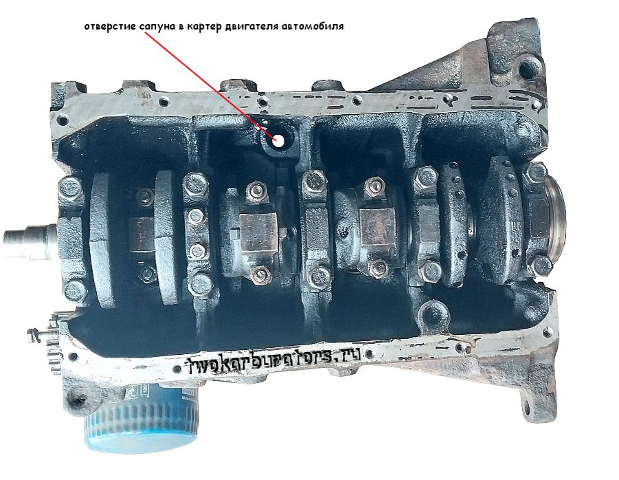 Отверстие сапуна в блоке цилиндров двигателя автомобиля