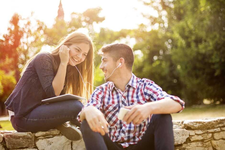 Couple friend. Парень и девушка. Дружба мужчины и женщины. Дружба парня и девушки. Парень и девушка фотосессия.