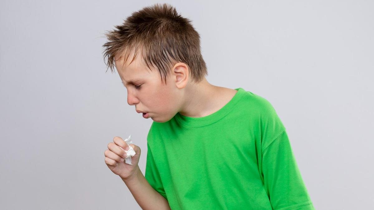    Мальчик в зеленой футболке кашляет:Freepik / stockking