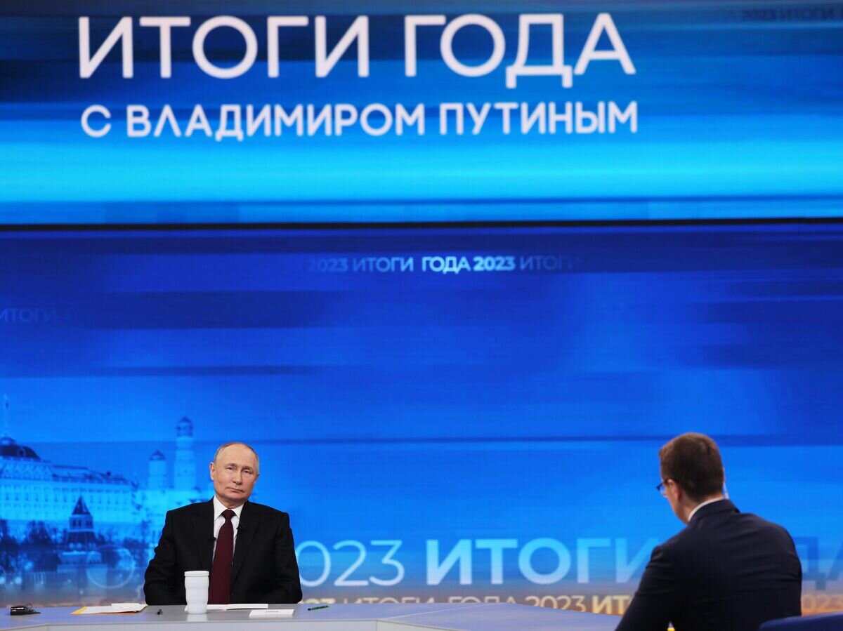    Президент РФ Владимир Путин проводит совместную прямую линию с гражданами и большую пресс-конференцию с журналистами в Гостином Дворе© РИА Новости / POOL