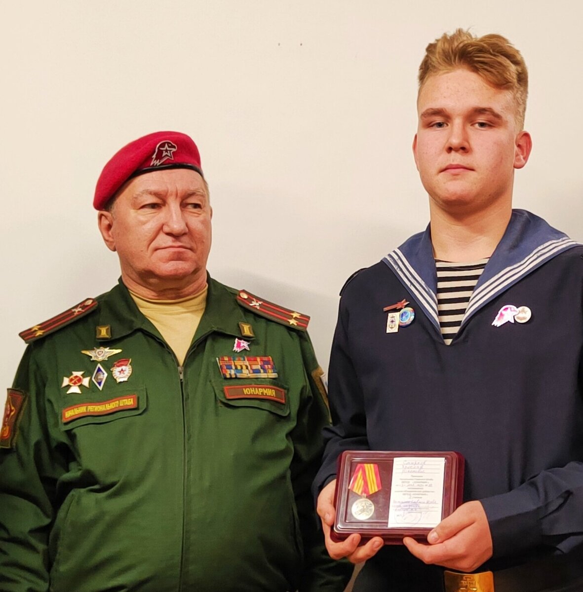 Курсант Ярослав Смирнов с начальником регионального штаба Движения "Юнармия" Михаилом Летягиным. Фото Е. Смирнова 