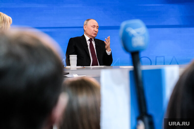    Нужно обратить внимание на женские консультации в РФ, заявил Владимир Путин