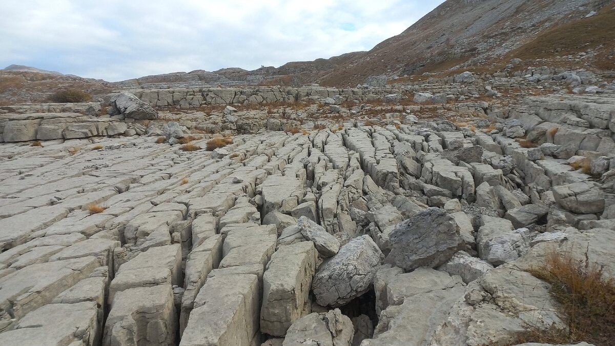 Скальное плато на пути к горе Ахибаху.