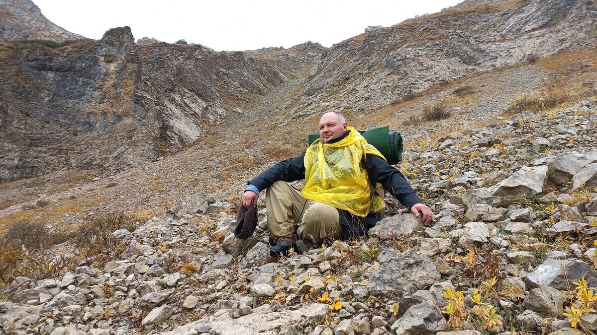 Олег один. Совсем один.