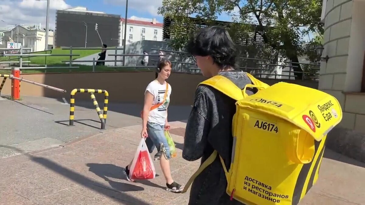 Работаю курьером Яндекс Еды в СПБ (район Кудрово).