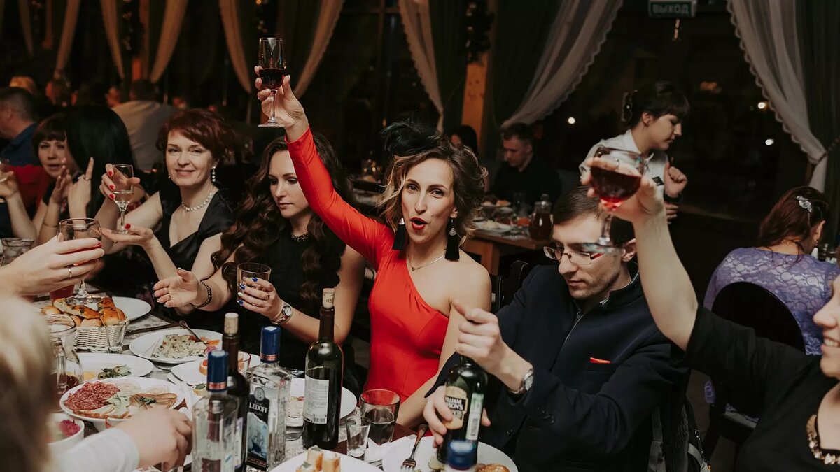     Результаты опроса показали, что только 15% российских работодателей готовы сами потратиться на организацию празднеств, и немногом больше работников не против скинуться на них.