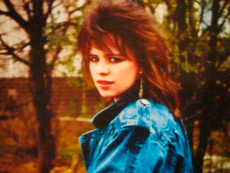 А началась она в 1987 году с очень популярной в те времена группы “Мираж”, куда Ирину пригласили на роль бэк-вокалистки. Однако, ее карьера в советском герлс-бэнде продлилась совсем недолго - спустя всего полгода муж Виктор Салтыков настоял на уходе из коллектива. По его мнению, Ирина должна была в основном уделять время семье, а не певческой карьере.