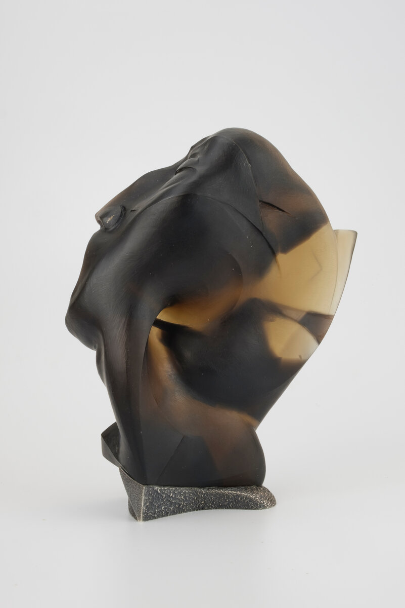 Скульптура из раухцитрина на патинированной подставке из металла «Крик». 2011