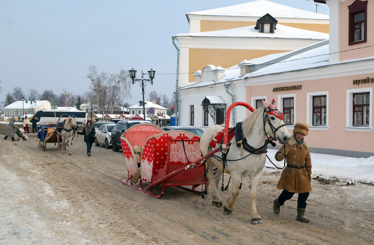 Под Новый год в город-музей приедет Дед Мороз и Ледовое шоу Ирины Слуцкой. Поскольку Суздаль объявлен Новогодней столицей страны, то празднества в городе-музея будут длиться две недели.