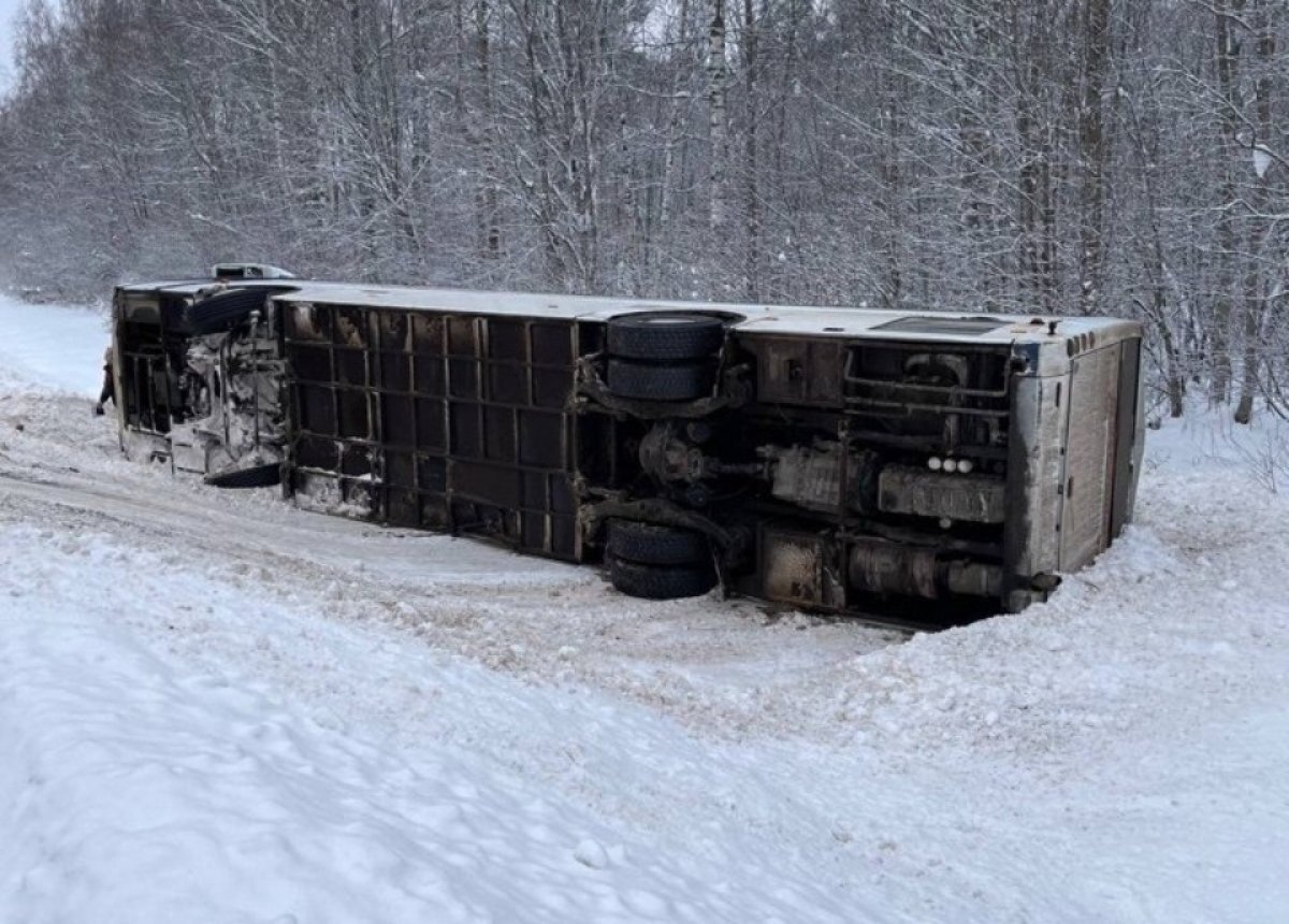    Рейсовый автобус из Пскова перевернулся на новгородской дороге