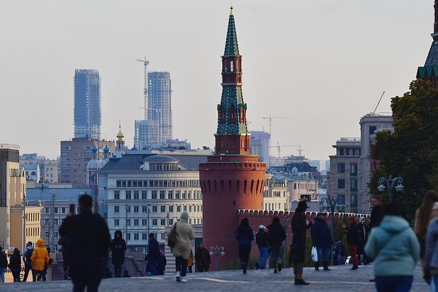    Люди на Васильевском спуске у Московского Кремля. Фото: Алексей Майшев / РИА Новости