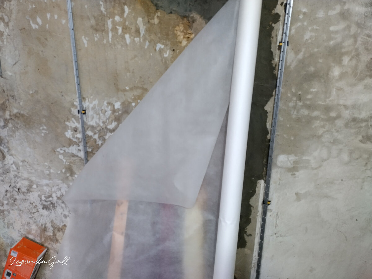 Я внизу занималась отрезанием материалов. Это рулон пароизоляции