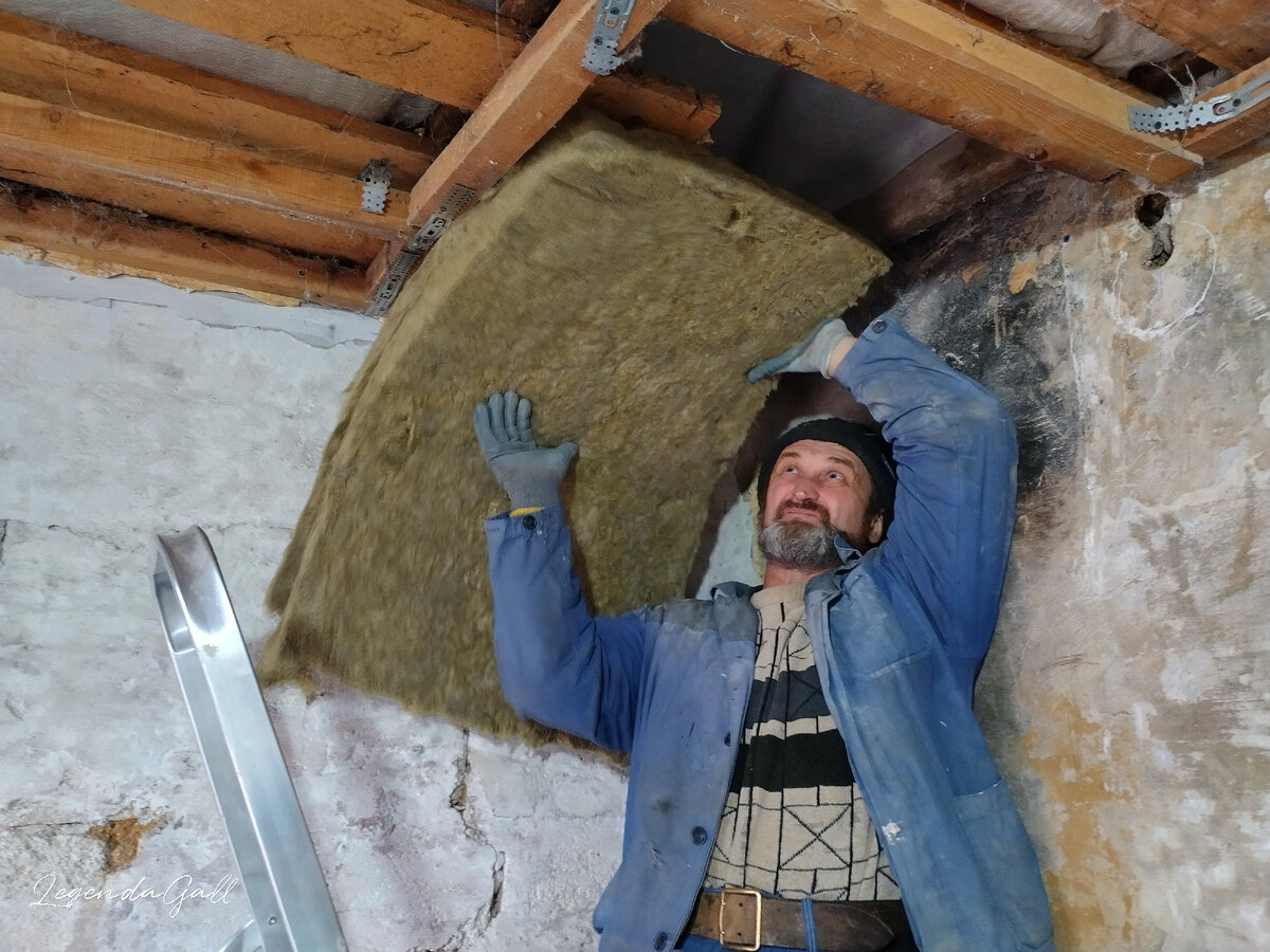 Пароизоляцию приделали, следом пошел сам утеплитель. Мы взяли толщину 50, поэтому два листа сразу