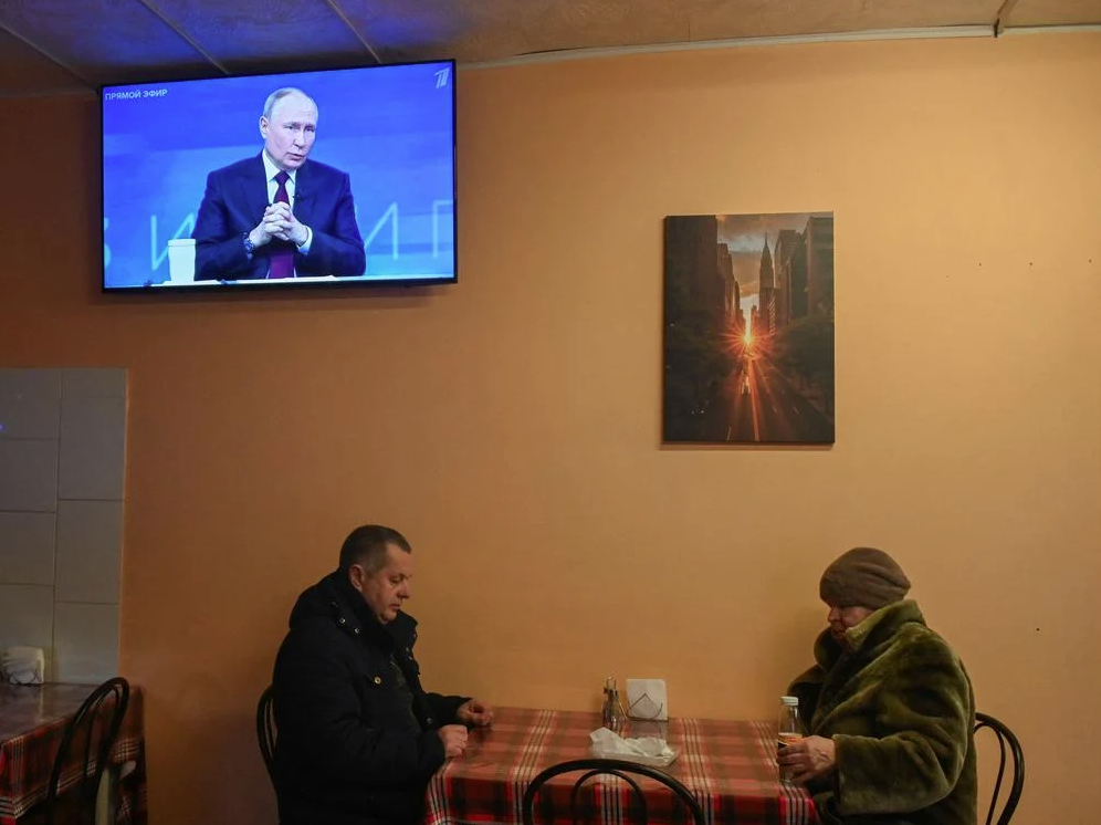 На Путина не смотрят: трансляция «Прямой линии» в Омске © Reuters/Alexey Malgavko