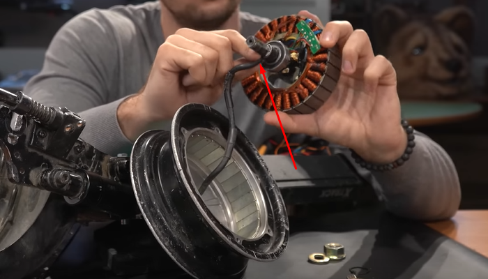 Фото 3. Провод, который входит внутрь мотор-колеса