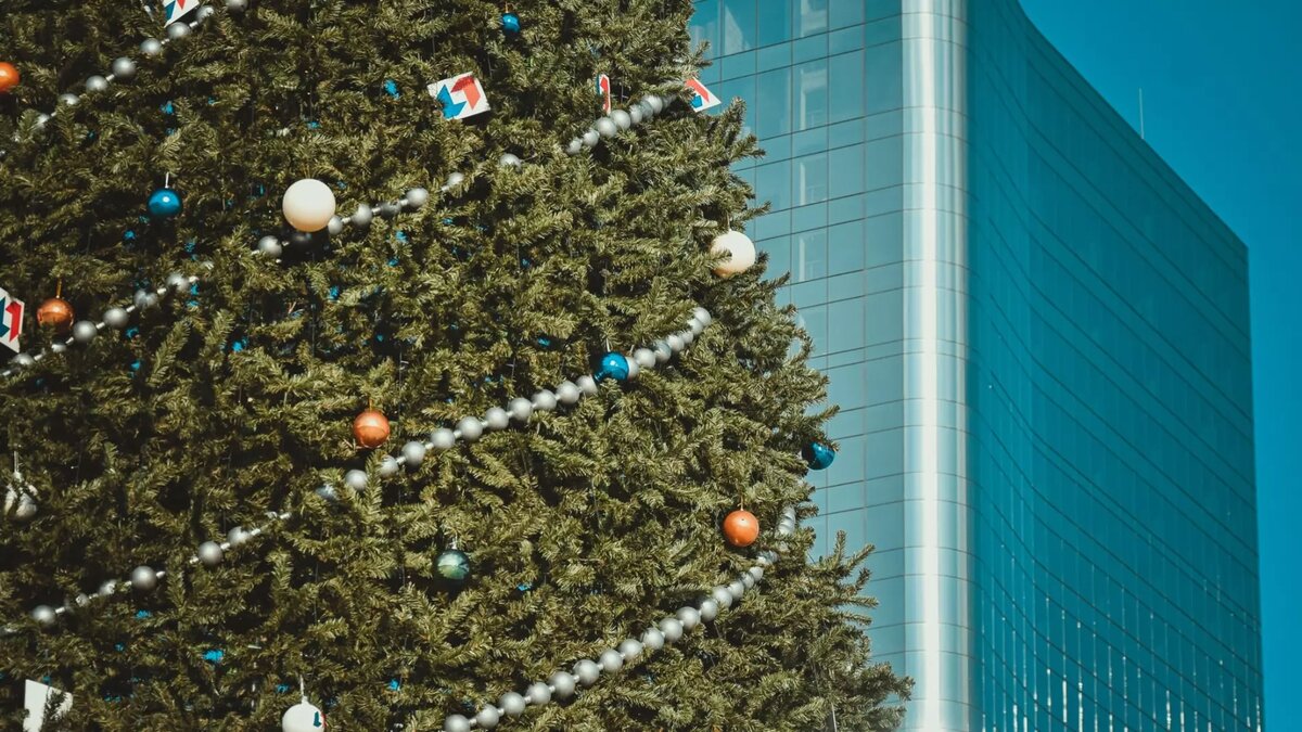     Ранее в администрации Калининского района сообщили, что замена елки, вызвавшей шквал возмущений местных жителей, не планируется.