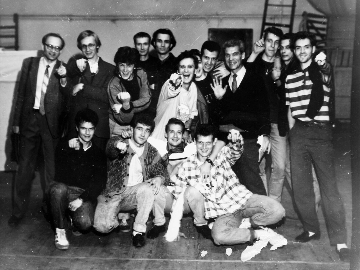 После первых гастролей Сергея Пенкина в Пензе в 1991 году на сцене ДК. им. Кирова (ныне Центр культуры и досуга), С.Пономарев - крайний слева 