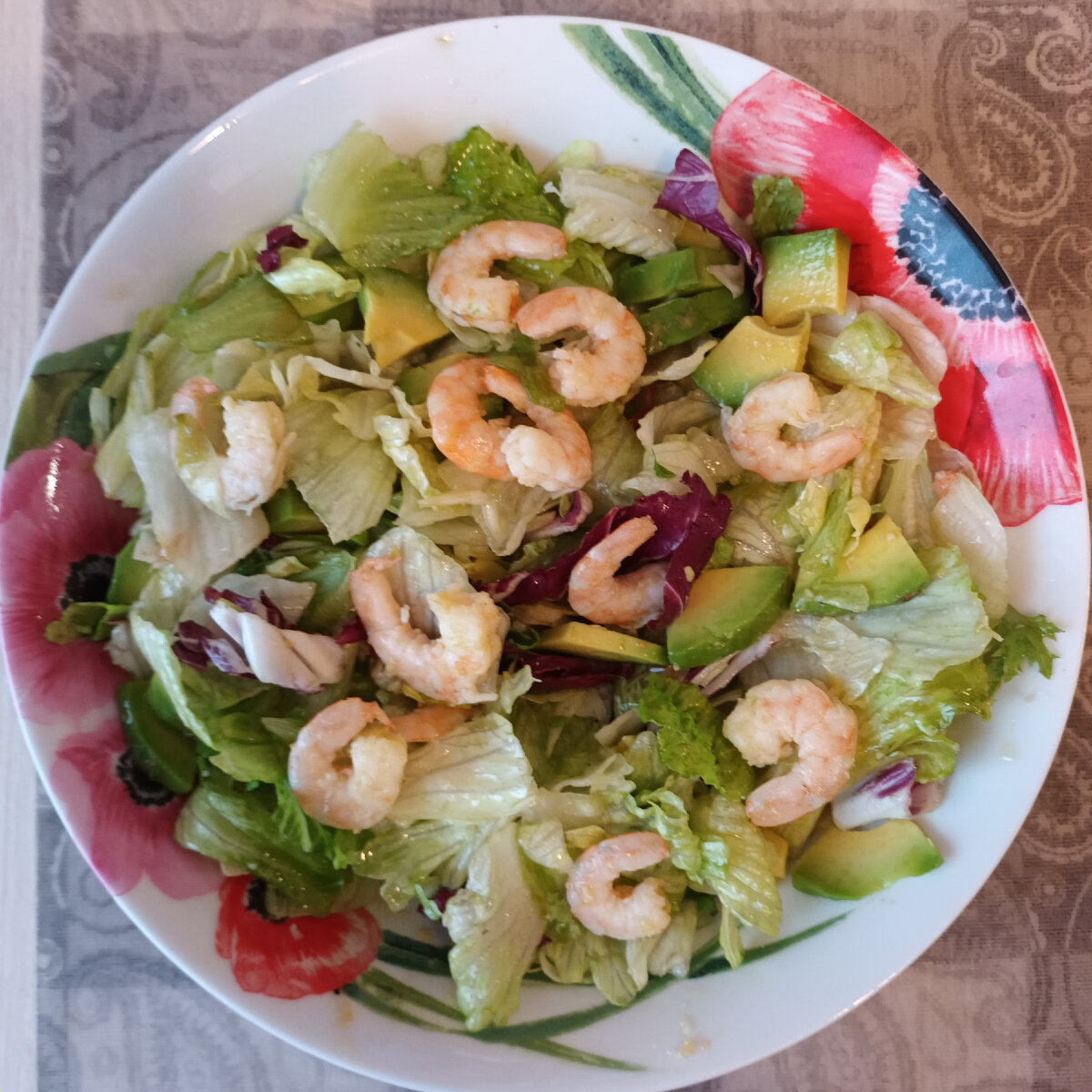 Салат с креветками, авокадо, Айсбергом, Романо, Радичио