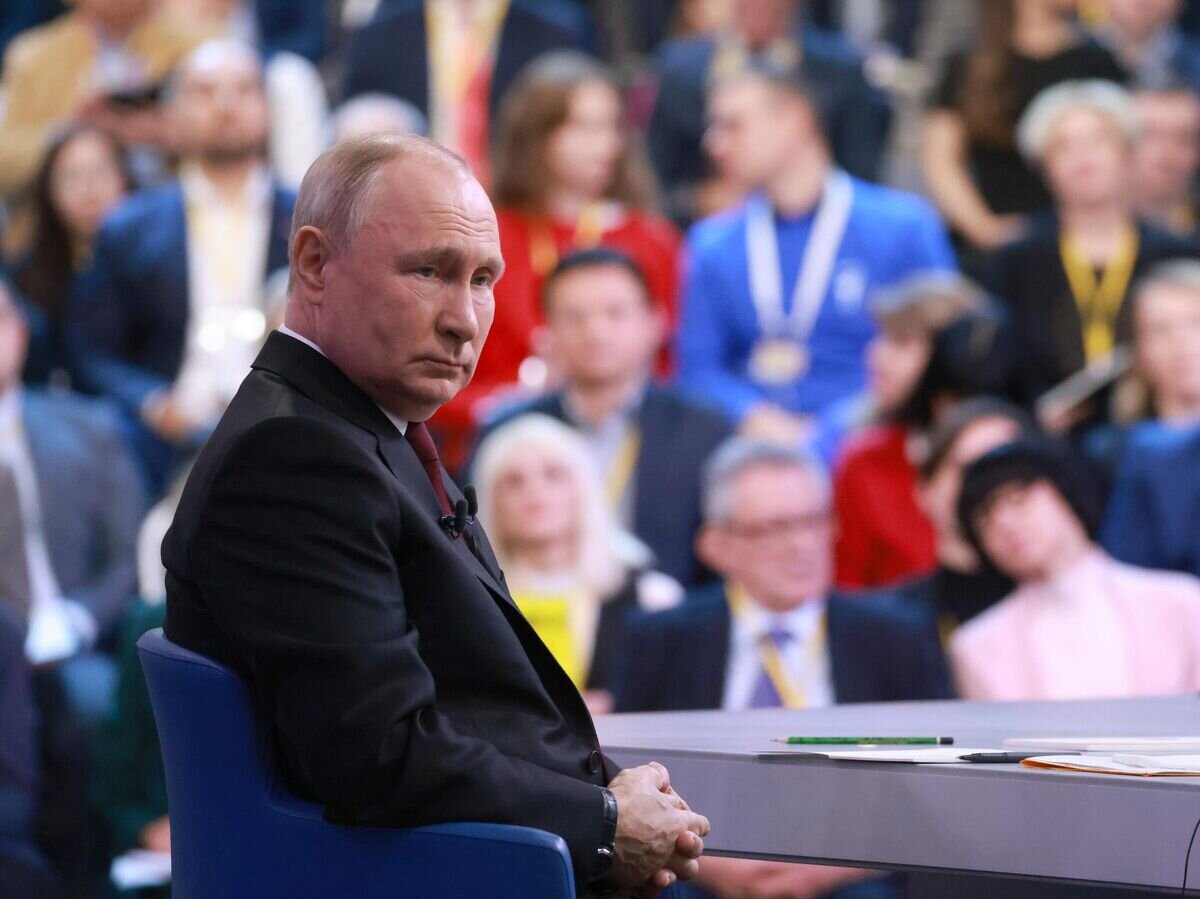    Президент РФ Владимир Путин проводит совместную прямую линию с гражданами и большую пресс-конференцию с журналистами в Гостином Дворе© РИА Новости / POOL