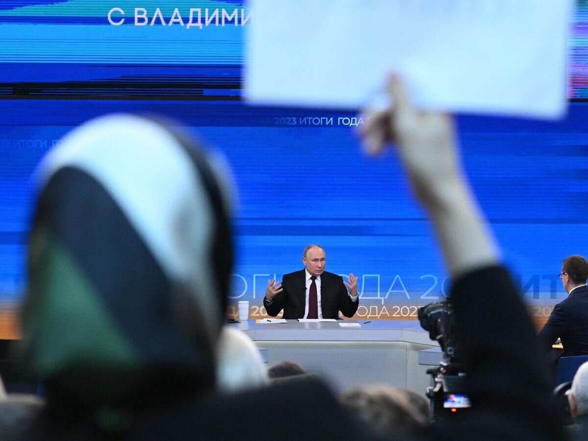    Президент РФ Владимир Путин проводит совместную "прямую линию" с гражданами и большую пресс-конференцию с журналистами в Гостином дворе© РИА Новости / Станислав Красильников