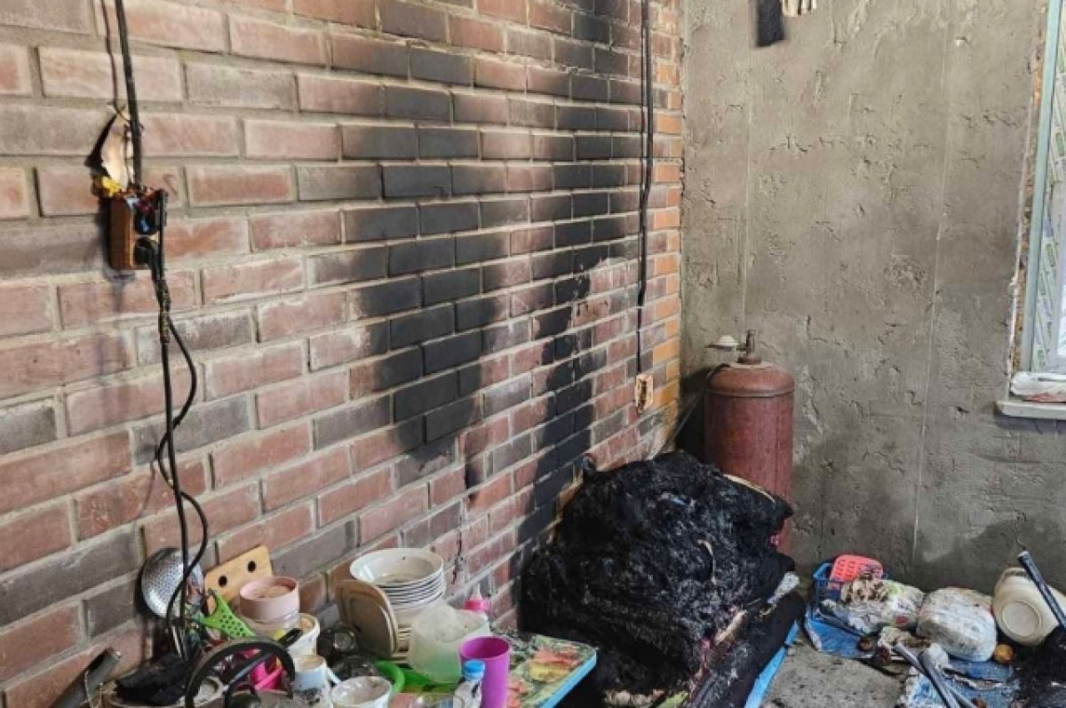    Семья жила в доме, который ещё не был достроен.