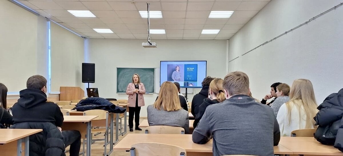 Евгения Зубова во время встречи со студентами МИЭПа АНО ВО «Университет при МПА ЕврАзЭС»