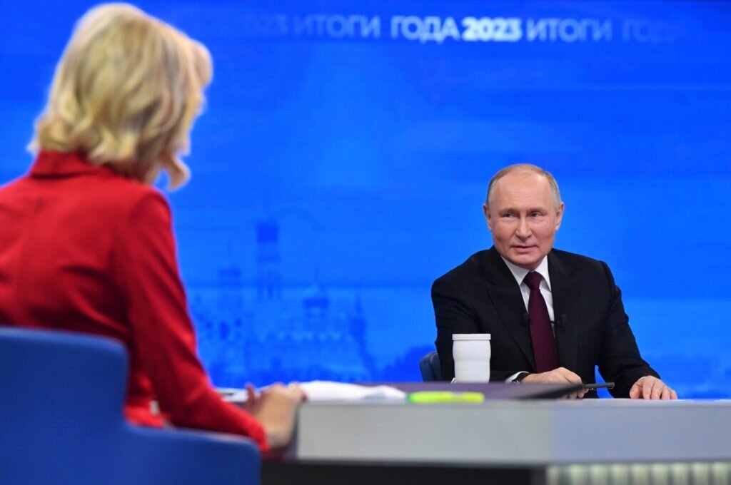    Президент РФ Владимир Путин проводит совместную «прямую линию» с гражданами и большую пресс-конференцию с журналистами в Гостином дворе. Александр Казаков / POOL