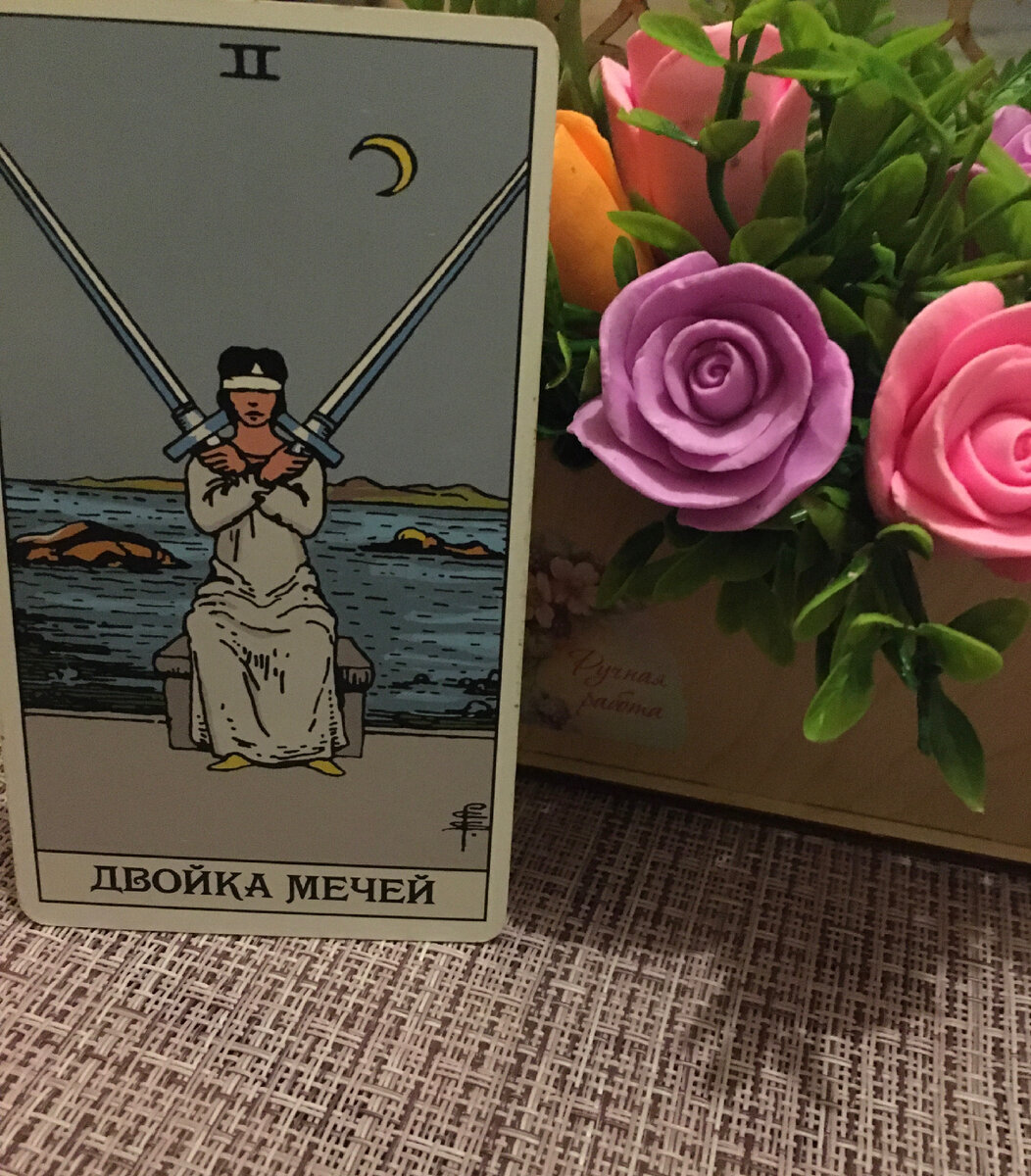 Tarot of a moon garden галерея. Золотое таро кэт блэк. Двойка мечей таро. Луна двойка мечей. Королева мечей таро.