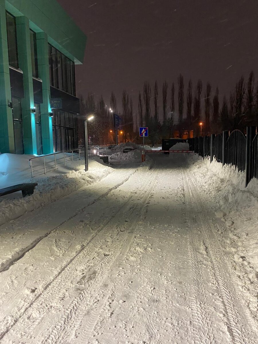 Свои права нужно знать. В воронежских пабликах и чатах не умолкают споры о том, кто же должен убирать снег во дворах многоквартирных домов.