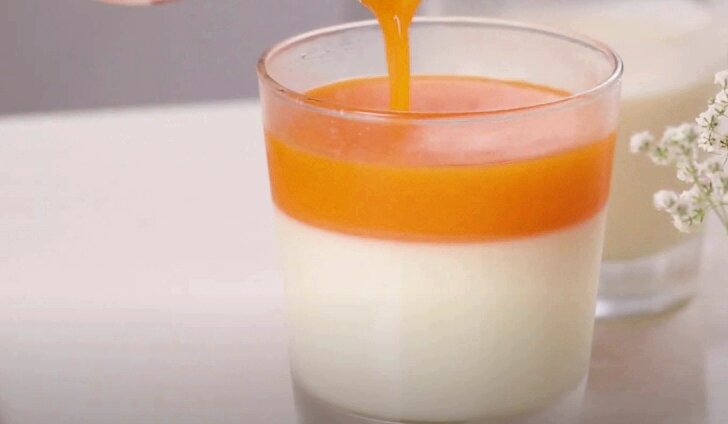 На панакоту аккуратно выливаем желе