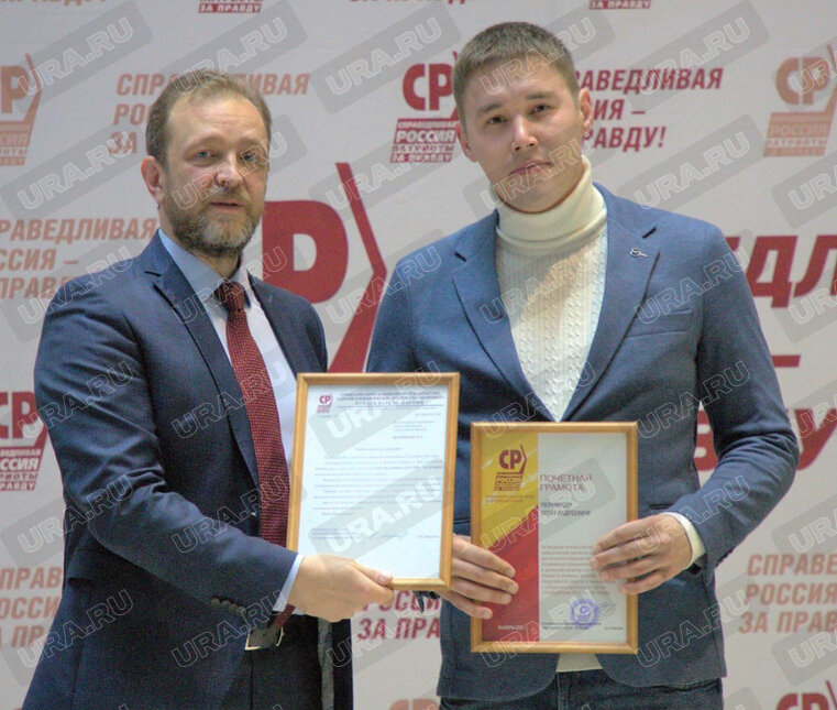    В партии Егор Перминов (справа на фото) на хорошем счету. На фото он — с главой реготделения СР, депутатом ГД Андреем Кузнецовым