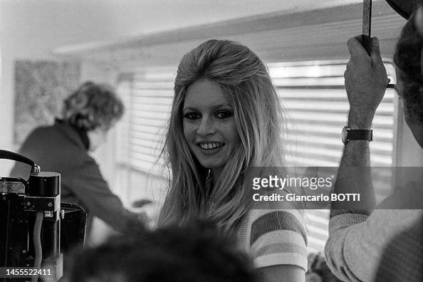 источник https://www.gettyimages.com/detail/news-photo/brigitte-bardot-lors-du-tournage-du-film-les-femmes-en-news-photo/1455522411