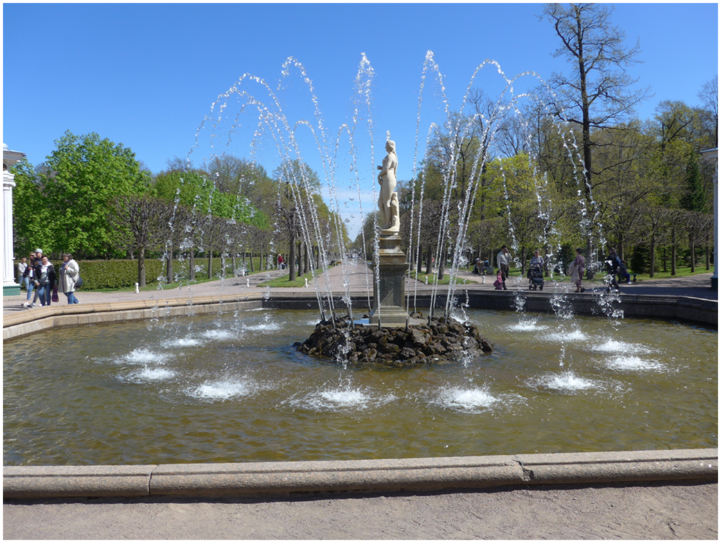 Искрящиеся струи петергофских фонтанов