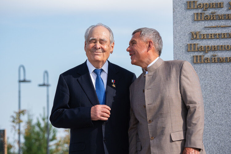    Несмотря на то что «президента» в Татарстане больше нет, а есть «раис – глава», о Рустаме Минниханове Путин все равно упомянул как о «президенте». Так что казанскому Кремлю глава государства угодил сразу дважды Фото: «БИЗНЕС Online»