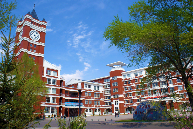 齐齐哈尔大学. Источник:https://www.qqhru.edu.cn/. Далее - фото университетского кампуса.