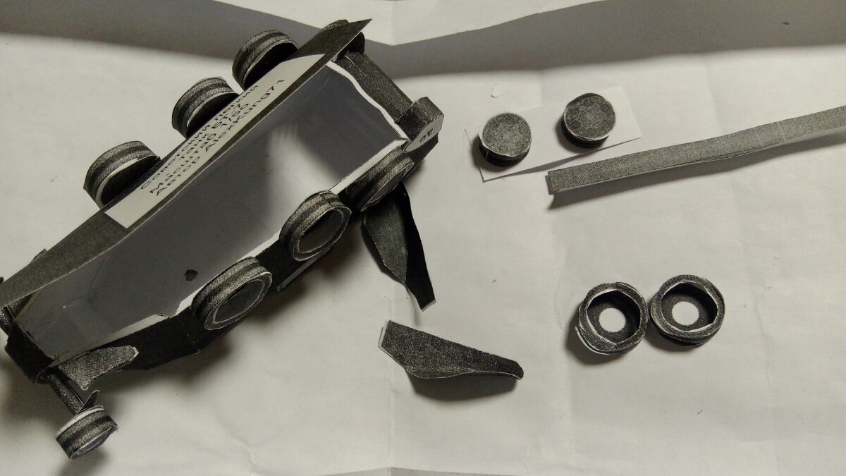 Детали от нашего БТ-7. Модель из бумаги БТ-7. Личное фото.