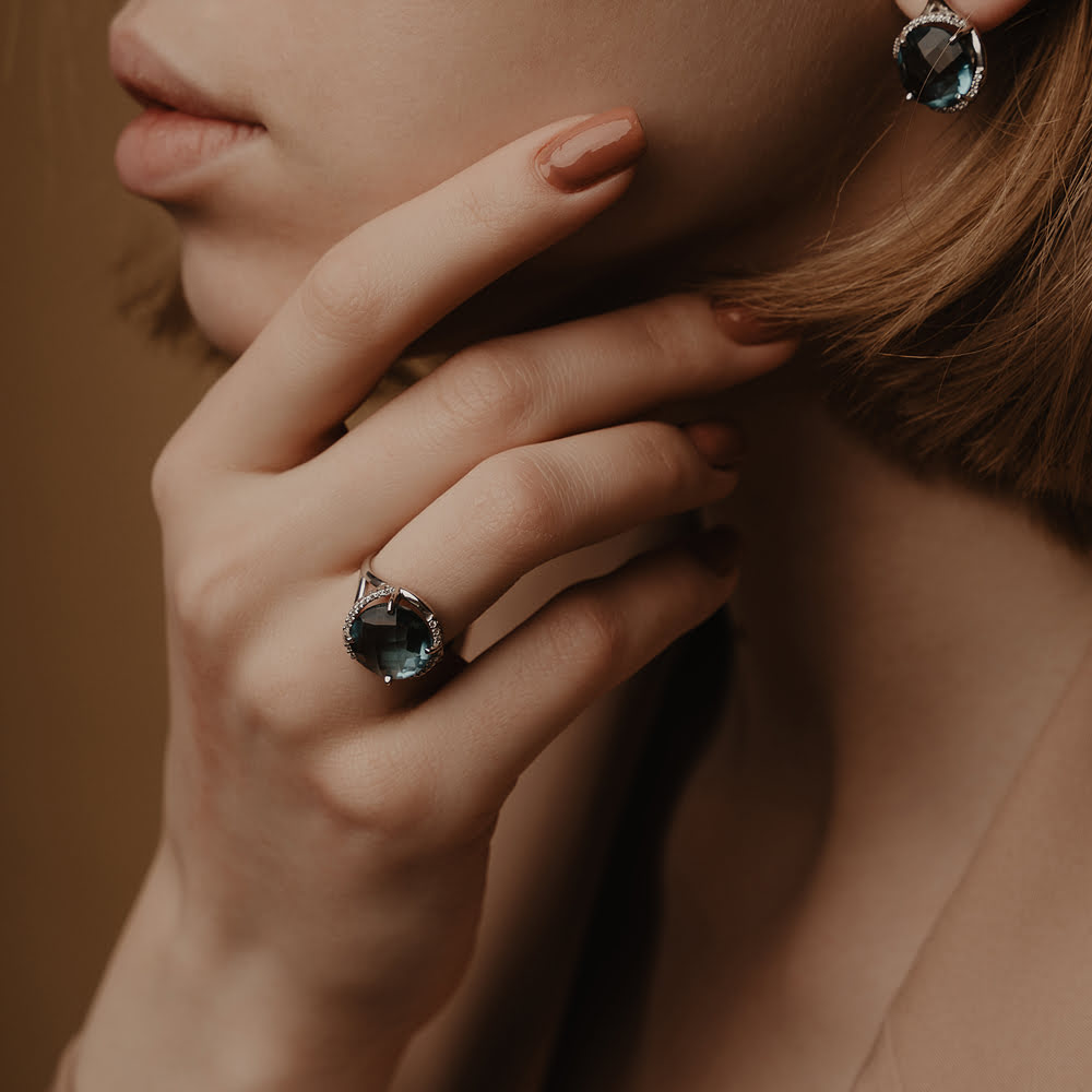 Серебряное кольцо с фианитами и топазами гт 000-325991 на ourgold.ru