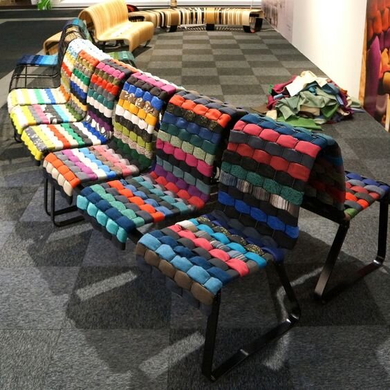 Общественные лавочки выполненные из переработанных футболок.