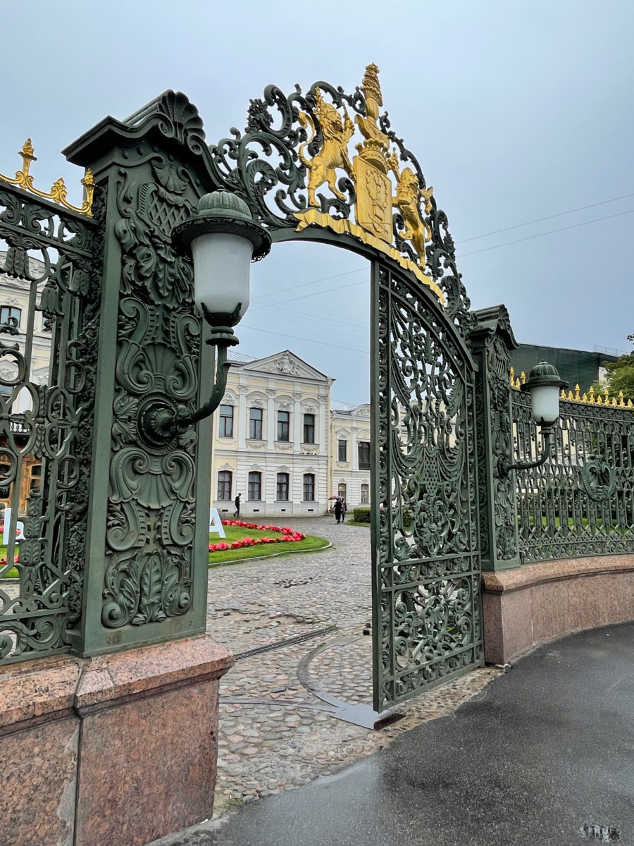 Ворота Шереметевского дворца