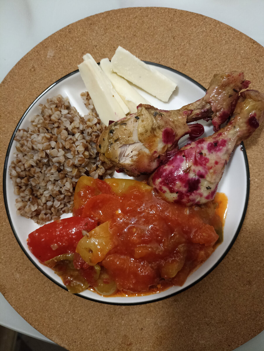 Вот она тарелка. Из овощей только злосчастное лечо