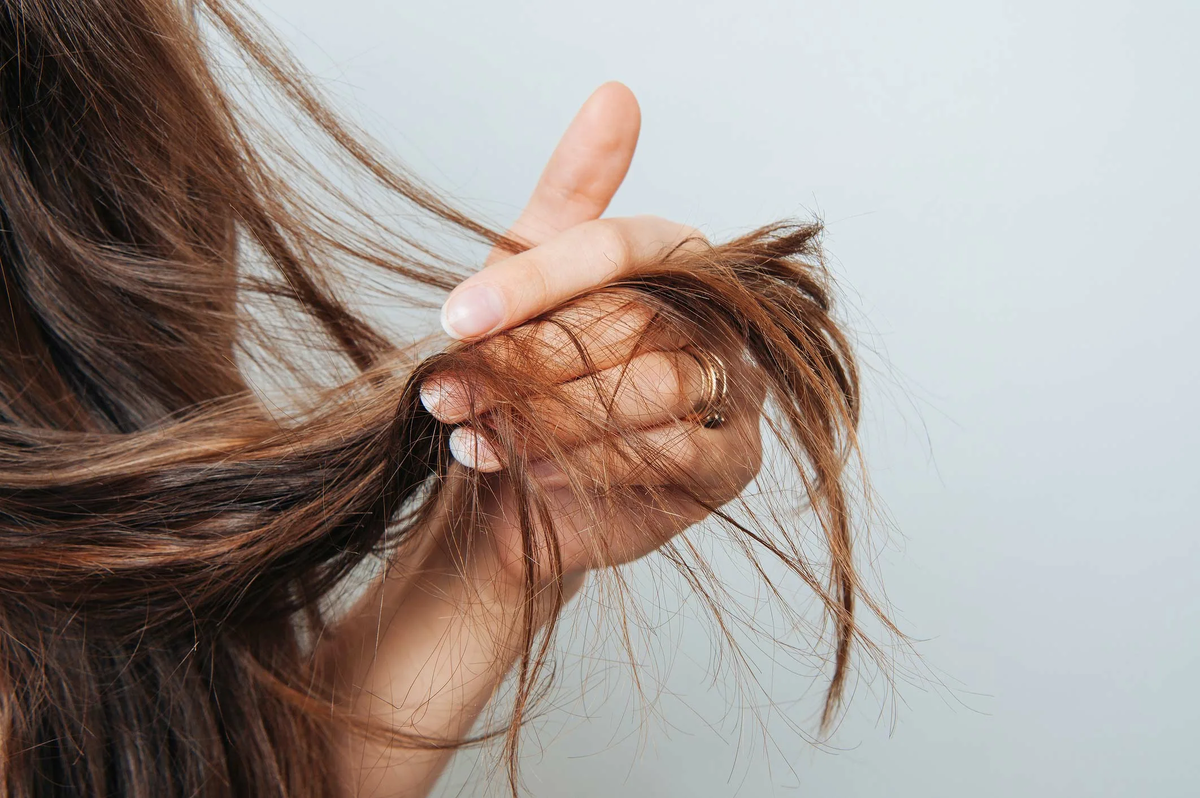 В этой статье я решил рассказать вам историю о том, как всего лишь один шампунь испортил волосы моей клиентке. Надеюсь, что это поможет вам избежать подобных ошибок и уберечь здоровье волос.