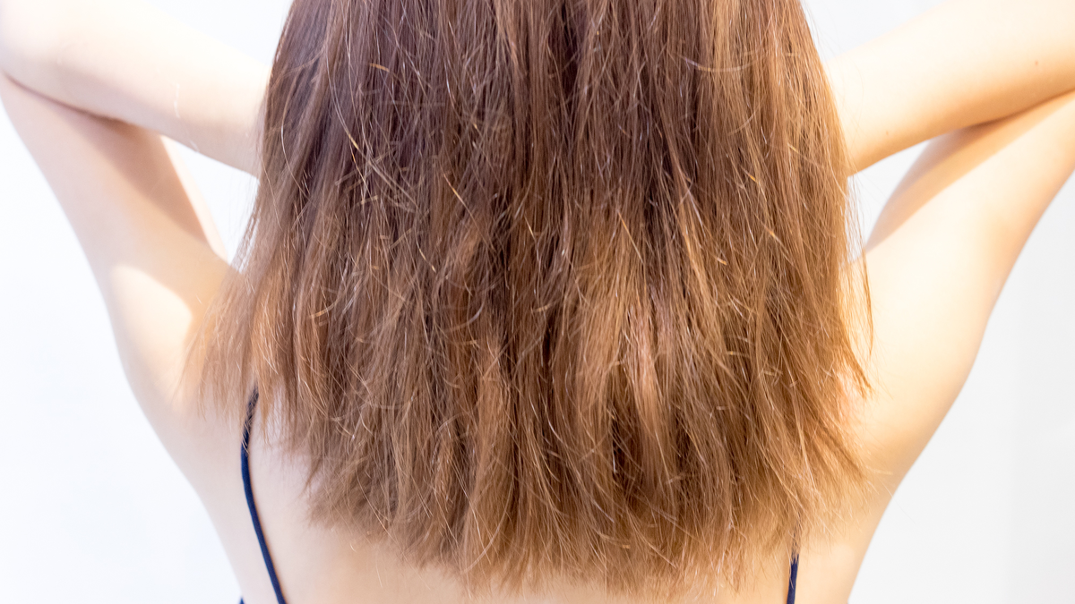 В этой статье я решил рассказать вам историю о том, как всего лишь один шампунь испортил волосы моей клиентке. Надеюсь, что это поможет вам избежать подобных ошибок и уберечь здоровье волос.-2