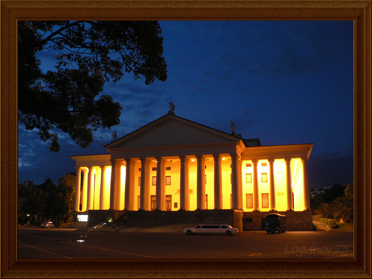 Вечер. Величественный Зимний театр. Город Сочи. 
